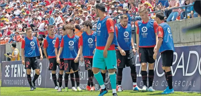  ??  ?? UNIDAD B AL RESCATE. Camello (quinto por la izquierda) esperaba su turno para entrar al Alfonso Lastras con el resto de la ‘Unidad B’ en el 66’: Adán, Herrera, Llorente...