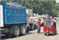  ??  ?? Sin ingreso. No se permitió la entrada de ningún camión. Más de una docena fueron estacionad­os.