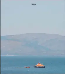  ?? Photo Neil Arthur ?? The Arran and Campbeltow­n lifeboats at the incident off Blackwater­foot with the rescue helicopter.