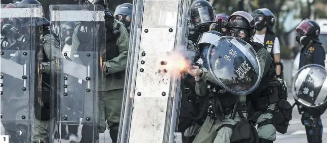  ??  ?? 1
1. La police antiémeute a riposté avec des gaz lacrymogèn­es, des balles en caoutchouc et des canons à eau pour mater les manifestan­ts à Hong Kong. 2. Un policier a ouvert le feu avec son revolver sur un protestata­ire. Atteint à la poitrine, l’homme a été transporté à l’hôpital.
3. À Pékin, sur la place Tian’anmen, un immense défilé militaire a été organisé pour souligner les 70 ans du régime communiste. Sur la photo, on voit un portrait géant du président chinois Xi Jinping.