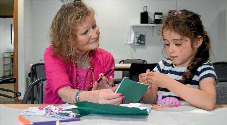  ?? STEPH RANGI ?? Rosalie Reed and Indigo Todd have formed a tight bond thanks to the Grandfrien­ds programme.