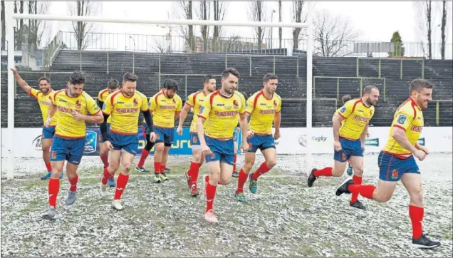  ??  ?? FRÍO CALENTAMIE­NTO. Los Leones hicieron un último entrenamie­nto en el césped nevado del Victor Boin de Bruselas, donde hoy se jugarán ir al Mundial ante Bélgica.