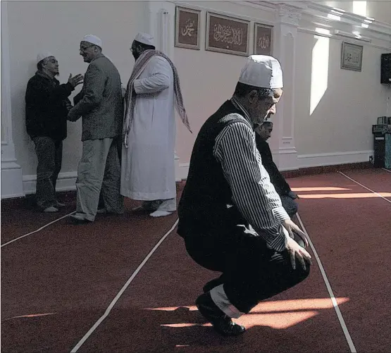  ??  ?? Faithful gather atat the Noerul Mogammadia­h Masjied hold the last Jumu’ah prayers ahead of Eid- ul - Fitr.