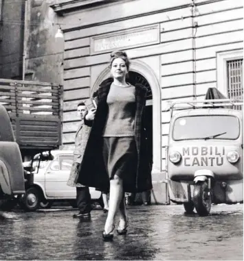  ?? Foto: Mondadori Portfolio, Getty Images ?? Neapel in der Nachkriegs­zeit: In Elena Ferrantes Roman-Zyklus suchen zwei Freundinne­n ihren jeweils eigenen Weg im Leben.
