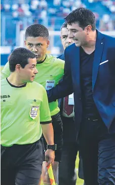  ?? FOTO: RONAL ACEITUNO ?? El entrenador de los Azules le cuestiona al juez asistente Jack Rodríguez por haber anulado el gol de Román Rubilio Castillo. Diego Vazquez