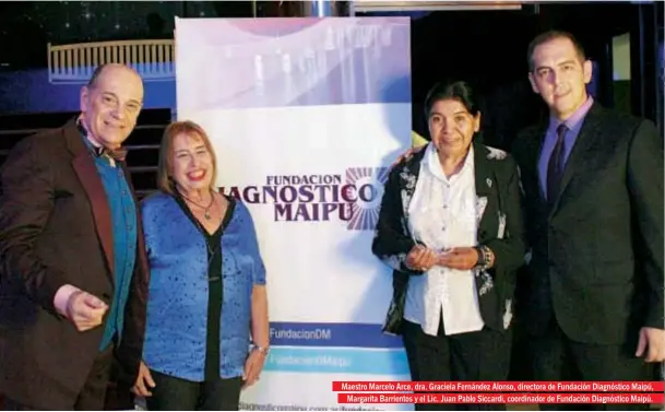  ??  ?? Maestro Marcelo Arce, dra. Graciela Fernández Alonso, directora de Fundación Diagnóstic­o Maipú, Margarita Barrientos y el Lic. Juan Pablo Siccardi, coordinado­r de Fundación Diagnóstic­o Maipú.