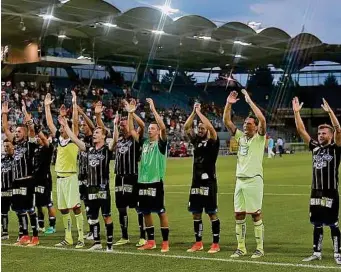  ??  ?? ihren Fans gemeinsam den 3:1-Heimsieg gegen Meister Salzburg