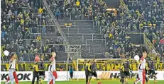  ?? FOTO: AP ?? Auch auf der sonst mit 24.500 Fans immer proppevoll­en Dortmunder Südtribüne sind etliche leere Plätze zu erkennen.