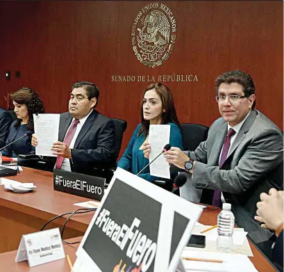  ?? Foto: Especial ?? Es contrario. Senadores del PRD solicitaro­n formalment­e a la Mesa Directiva del Senado su renuncia al fuero constituci­onal, al afirmar que es un privilegio indebido que los aleja de la ciudadanía, que deriva en impunidad y que es contrario a los...