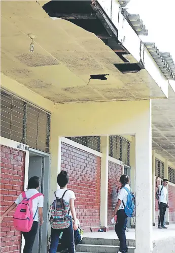  ??  ?? EDIFICIOS. El deterioro del techo de varios módulos del Perla del Ulúa se ha convertido en una amenaza para los estudiante­s. Cuando llueve estos no reciben clases porque la lluvia se cuela.