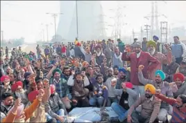  ?? SANJEEV KUMAR/HT ?? Guru Nanak Dev Power Plant employees protest at the Kanahiya Chowk in Bathinda on Thursday. Protests were held in Rupnagar as well.