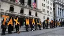  ??  ?? Proteste an der Wall Street: Einige sehen die "Reddit Revolution" als Aufstand der Kleinanleg­er gegen die Finanzindu­strie