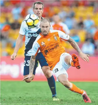  ?? Picture: GETTY IMAGES ?? Brisbane’s Jacob Pepper does his best to get away from Mariners rivals during last night’s scoreless draw at Suncorp Stadium.