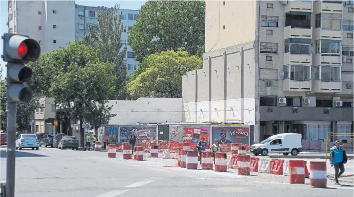  ?? GUILLERMO RODRÍGUEZ ADAMI ?? El lugar. El lote de Paseo Colón y Brasil, frente al Parque Lezama. La primera franja se usó para correr la línea municipal, y el resto es lo que quieren subastar.