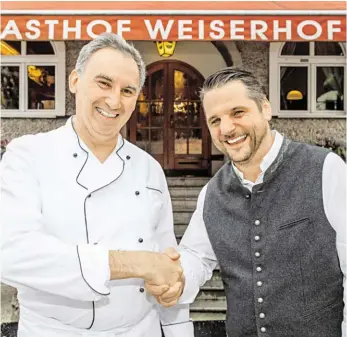  ?? BILD: SN/ANDREAS KOLARIK ?? Weiserhof-Wirt Zwei Handwerker bei der Hofübergab­e. Roland Essl (l.) und Julian Grössinger.