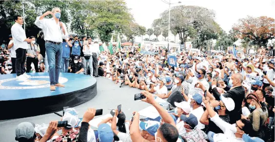  ?? /EFE ?? El candidato presidenci­al del opositor Partido Revolucion­ario Moderno (PRM), Luis Abinader, participa en un acto de cierre de campaña realizado en Santo Domingo.