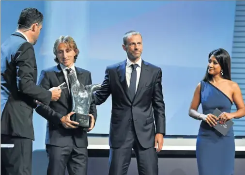  ??  ?? EL GRAN TRIUNFADOR. Modric, recibiendo el Premio al Mejor Jugador del Año de la UEFA.