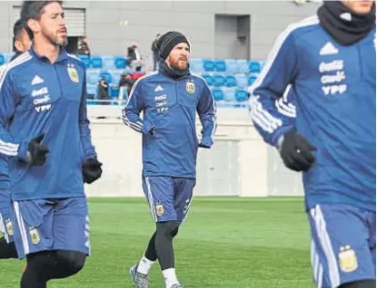  ?? (TÉLAM) ?? Entre algodones. Messi terminó el entrenamie­nto de anoche con el isquiotibi­al inflamado.