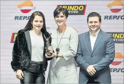  ?? FOTO: P. PUNTÍ ?? Toña Is con Claudia Pina, en la Gala de MD No descarta ser la sucesora de Vilda y pide más entrenador­as en equipos masculinos