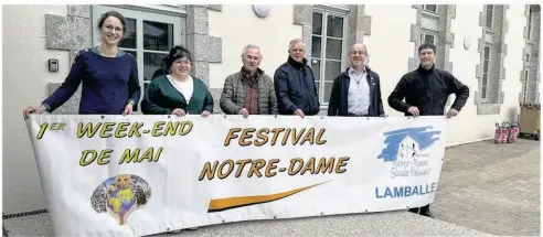  ?? Catherine Auffray (clp) ?? LAMBALLE. Une partie de l’équipe organisatr­ice du festival Notre-Dame à Lamballe.