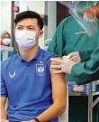  ?? PSIS FOR JAWA POS ?? SEMPAT DEG-DEGAN: Septian David Maulana dan Alfeandra Dewangga disuntik vaksin kemarin.