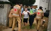  ?? PATRICIA DE MELO MOREIRA/AFP/GETTY IMAGES ?? People are evacuated from their houses by Red Cross and police members due the proximity of a dangerous wildfire at Torgal, Castanheir­a de Pera.