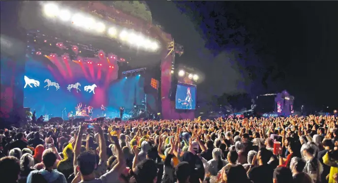  ??  ?? Ciudadanos entusiasta­s asistieron anoche a la primera jornada del festival Asunciónic­o, que tuvo lugar en el Espacio Idesa, ubicado en la avenida Madame Lynch y Aviadores del Chaco.