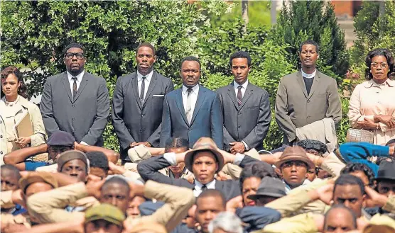  ??  ?? Escena de “Selma”. La película retrata la marcha por los derechos civiles y algunos episodios de la lucha política de Martin Luther King.