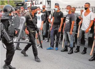  ?? // ABRAHAM JIMÉNEZ /TWITTER ?? Jóvenes listos para reprimir protestas en La Habana