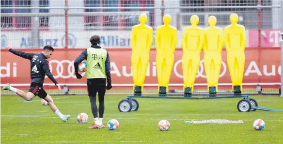  ?? FOTO: PHILIPPE RUIZ/IMAGO IMAGES ?? Da trainierte er noch mit: Bayerns Joshua Kimmich schießt am Mittwoch an der Säbener Straße in München einen Freistoß – unter Beobachtun­g von Kollege Thomas Müller.