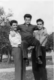  ??  ?? Emigrante Vito, il papà di Vinicio Capossela, in braccio a due amici