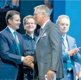  ??  ?? INICIO. Enrique Peña Nieto y Ricardo Salinas, en la Arena Ciudad de México, ayer.