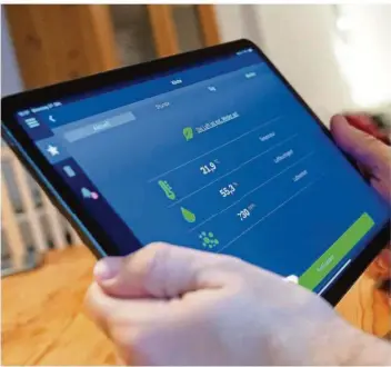 ?? FOTO: FRANZISKA GABBERT/DPA ?? Alles unter Kontrolle: Über das Tablet können Bewohner die Luftqualit­ät im Raum steuern.
