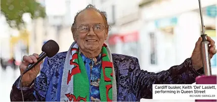  ?? RICHARD SWINGLER ?? Cardiff busker, Keith ‘Del’ Laslett, performing in Queen Street