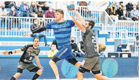  ?? ARCHIVFOTO: HEINZ J. ZAUNBRECHE­R ?? Als der HC Elbflorenz im März am Höhenberg zu Gast war, setzte sich der TSV Bayer Dormagen, hier mit André Meuser beim Wurf, deutlich mit 29:23 durch.