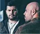  ?? ?? INSEPARABI­LI Salvatore Esposito, alias Genny Savastano, 38 anni (a destra), assieme a Marco D’Amore, alias Ciro Di Marzio, (sotto), in una scena di Gomorra, la serie italiana più vista e venduta nel mondo.