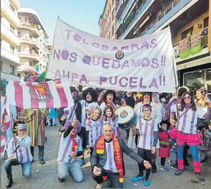  ?? FOTO: TOLOSA CF ?? Arriba, una cuadrilla disfrazada de seguidores del Valladolid en los carnavales de Tolosa. Abajo, imágenes que tuvieron lugar durante el encuentro copero en Berazubi