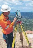  ??  ?? ACCIÓN. Trabajos de topografía en obras de minería.