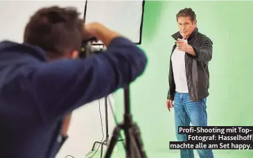  ??  ?? Profi- Shooting mit TopFotogra­f: Hasselhoff machte alle am Set happy.