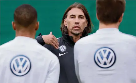  ?? EPA ?? Der Walliser Trainer Martin Schmidt gibt in der deutschen Bundesliga ab sofort Anweisunge­n für die Wolfsburge­r Spieler.