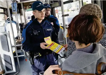  ??  ?? Zöllner verteilen in Chiasso Flyer. Die Infos sind auch auf den ersten beiden Seiten der heutigen 20-Minuten-ausgabe abgedruckt. EPA