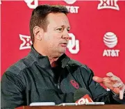  ?? SISNEY, THE OKLAHOMAN]
[PHOTO BY STEVE ?? Bob Stoops kept his 2017 class together thanks to the close bond developed between the players.