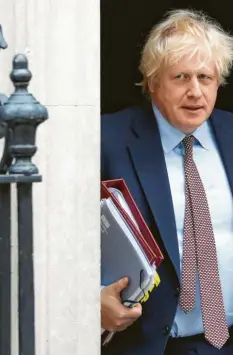  ?? Foto: J. Brady, dpa ?? Boris Johnson verlässt seinen Amtssitz in London. Jenseits des Kanals haben die EUParlamen­tarier die Geduld mit dem britischen Premier verloren.