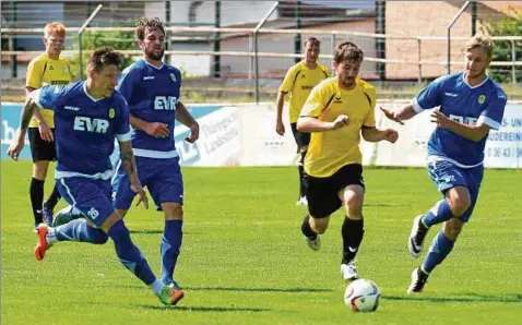  ??  ?? Weimars Neuzugang Marc Andris (Zweiter von rechts) konnte gegen starke Rudolstädt­er (in Blau) kaum Akzente in der Offensive setzen. Mit : verloren die Weimarer das Testspiel auf dem Lindenberg gegen den Oberligist­en. Foto: Hannsjörg Schumann