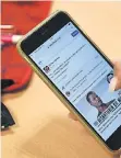  ?? FOTO: DPA ?? Per Smartphone tauschen Schüler nicht nur Nettigkeit­en aus.