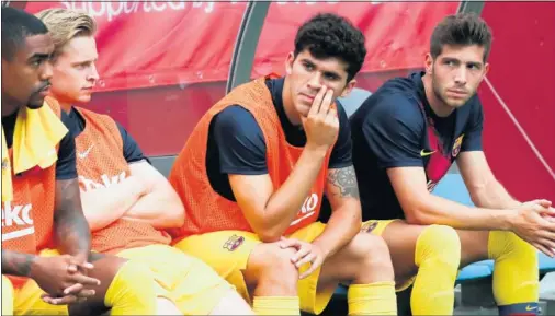  ??  ?? De Jong, Aleñá y Sergi Roberto, en el banquillo durante un partido del Barcelona.