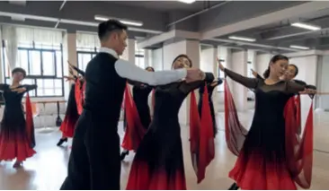  ?? ?? Senior residents participat­e in a dance class at the Xishulu community in Chengdu, Sichuan Province in southwest China, on April 26