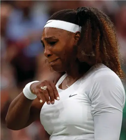  ?? FOTO: ADRIAN DENNIS/LEHTIKUVA-AFP ?? Serena Williams halkade till och fick bryta matchen i Wimbledon.
■