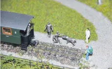  ?? FOTO: EISENBAHNF­REUNDE ?? … an de hintere Wage na. Modell des Denkmals der Schwäbisch­en Eisenbahn in Durlesbach.