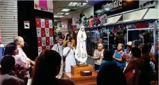  ?? TOMADO DE ARQUIDIOCE­SISDEGUAYA­QUIL.ORG.EC ?? ► La imagen de Nuestra Señora del Rosario de Fátima es trasladada a alguna de las asociacion­es de comerciant­es de la Bahía de Guayaquil, actividad que se realiza durante todo mayo.